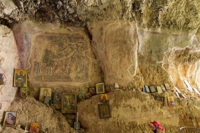 Agion Theodoron Mağarası