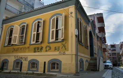 Kouloglou ve Seferis Sokakları kesişimindeki bina